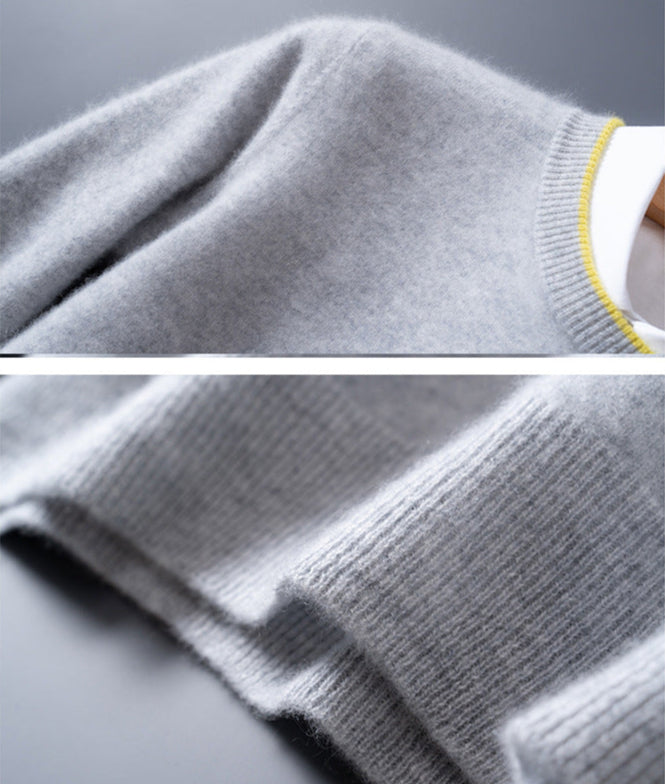 Pull en cachemire gris foncé Bennett de Danoir Paris, élégant et doux, avec un col rond et une coupe classique.