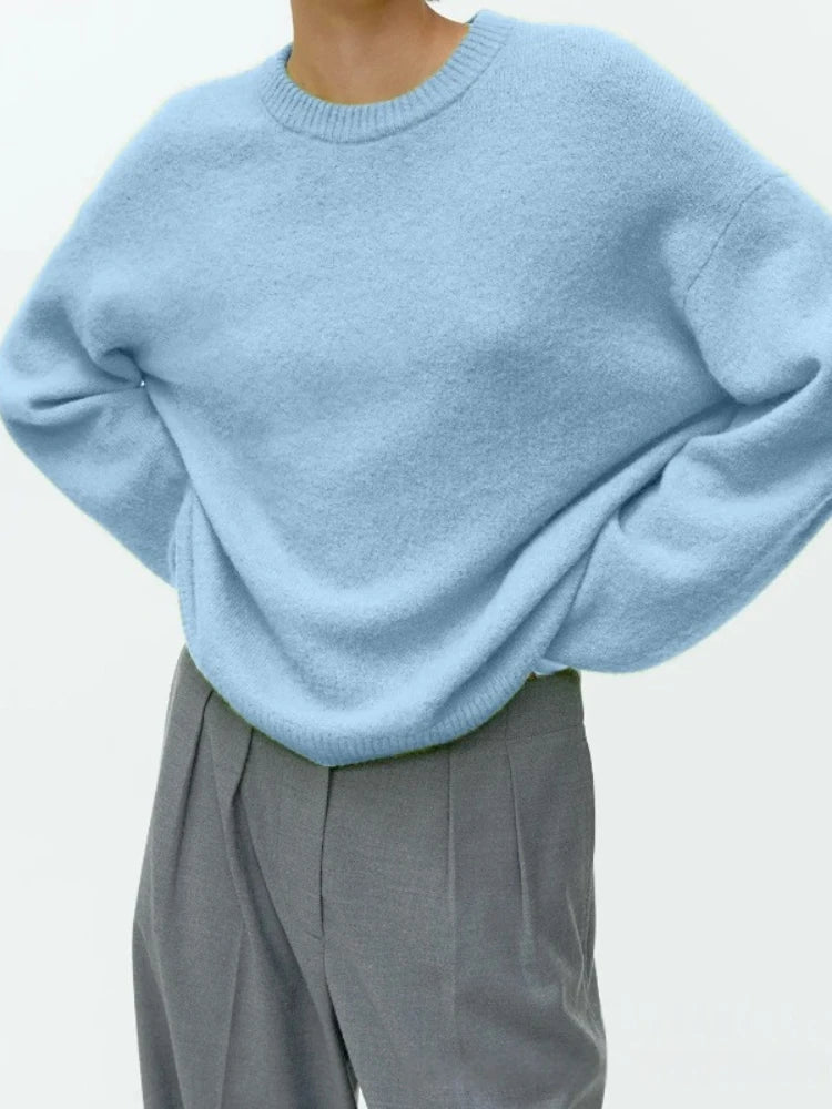 Pull en cachemire vert Liora de Danoir Paris, élégant, avec col ras du cou et finition soignée, porté en mode décontracté.