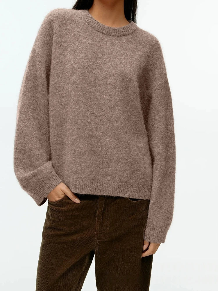 Pull en cachemire vert Liora de Danoir Paris, élégant, avec un col roulé et une coupe sophistiquée, porté par un mannequin.