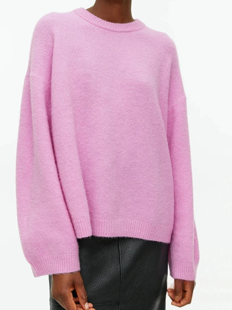 Pull en cachemire vert Danoir Paris Liora, élégant et doux, porté en mode décontractée ou sophistiquée, avec col classique.
