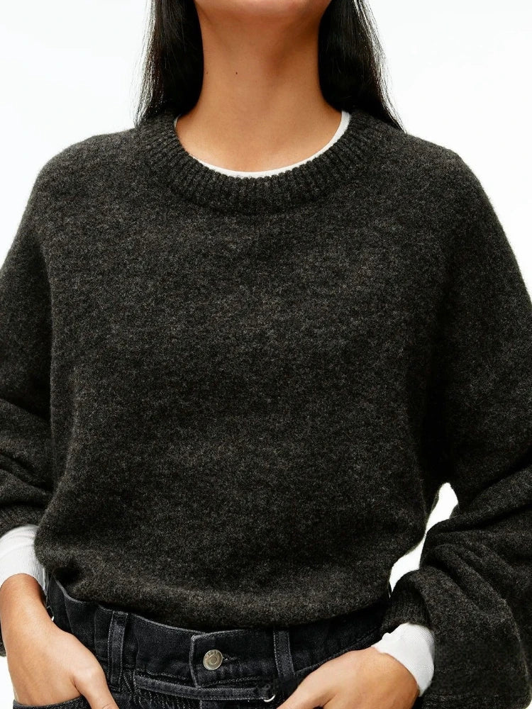 Pull en cachemire vert Liora de Danoir Paris, élégant, avec col rond et finition raffinée, porté sur un mannequin.