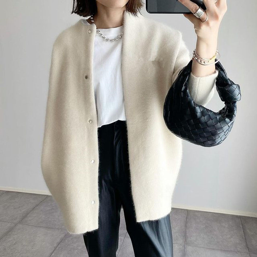 Cardigan élégant en cachemire de la marque Chloé, couleur kaki, porté, taille XS, par Danoir Paris.