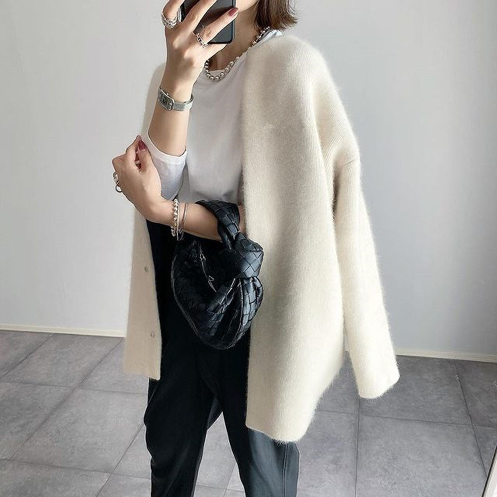 Cardigan en cachemire kaki Chloé, élégant, taille XS, de la marque Danoir Paris, porté sur un fond neutre.