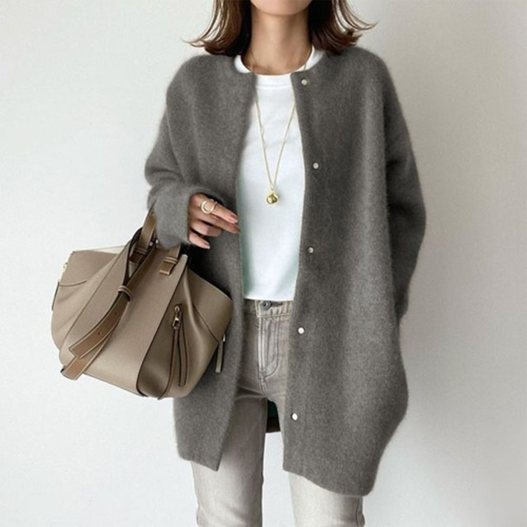Cardigan élégant en cachemire kaki de la marque Danoir Paris, modèle Chloé, porté en taille XS.