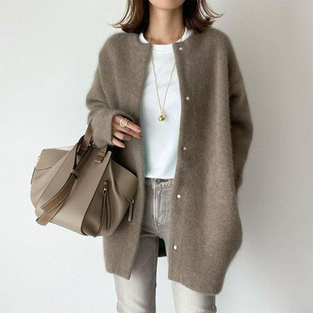 Cardigan en cachemire kaki de Danoir Paris, élégant et doux, porté par un mannequin, pour un style chic et confortable.