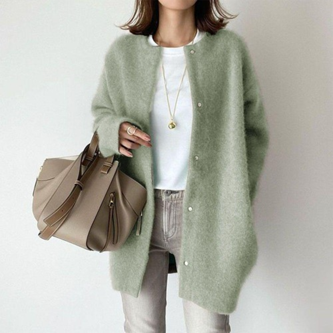 Cardigan élégant en cachemire Chloé de Danoir Paris, couleur kaki, porté en taille XS, douceur et style sophistiqué.