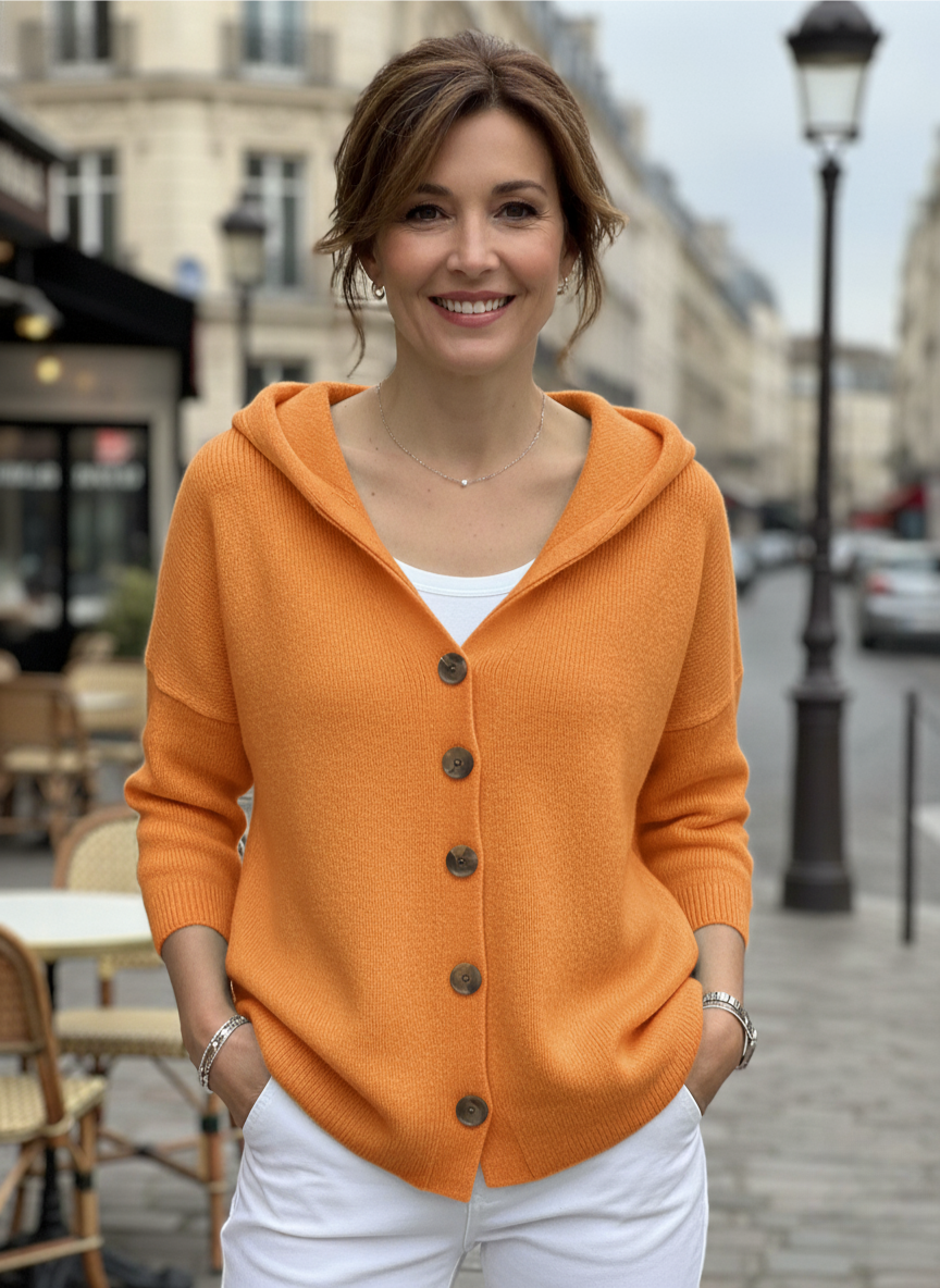 Cardigan élégant Zoey de Danoir Paris en rose, taille XS, porté sur un modèle, détails du tissu et coupe raffinée.