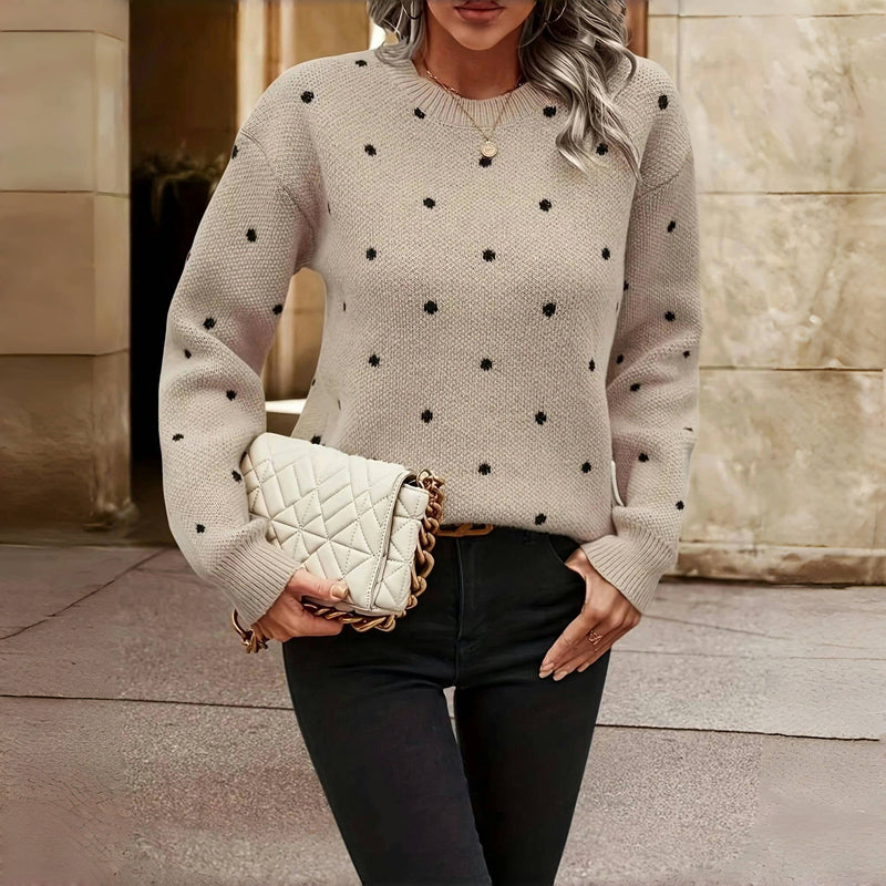 Pull à pois kaki Maria de Danoir Paris, style décontracté avec motifs ludiques, porté sur mannequin.