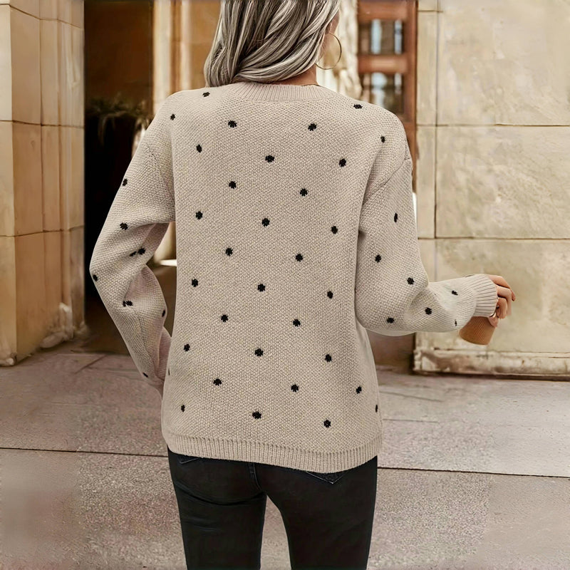 Pull à pois amusant Maria de Danoir Paris, kaki, en maille douce, porté par un mannequin, style casual et tendance.