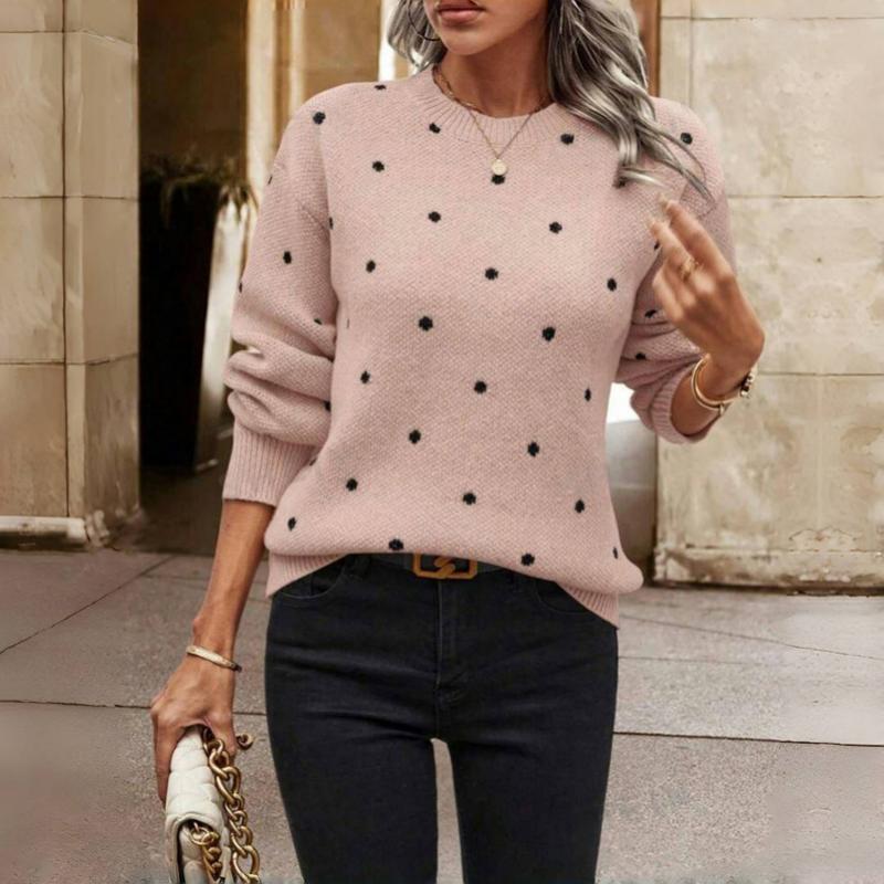 Pull à pois amusant Maria de Danoir Paris, coloris kaki, en coton, porté sur mannequin, détail du motif à pois.