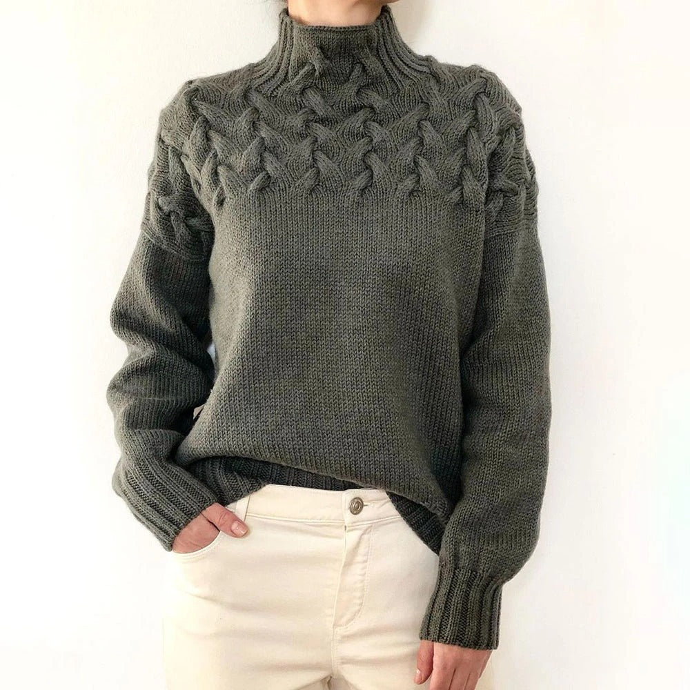 Pull roulé chaud et élégant de la marque Danoir Paris, en tissu bleu ciel, porté sur un mannequin.