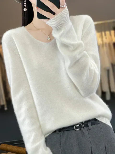 Pull ample en laine Adèle de Danoir Paris, couleur vert, taille XS, porté avec col rond et manches longues.