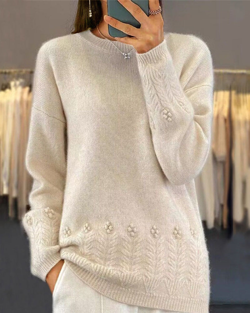 Pull rétro élégant Beatrice de Danoir Paris, en blanc cassé, avec style vintage et détails raffinés, pour un look sophistiqué.