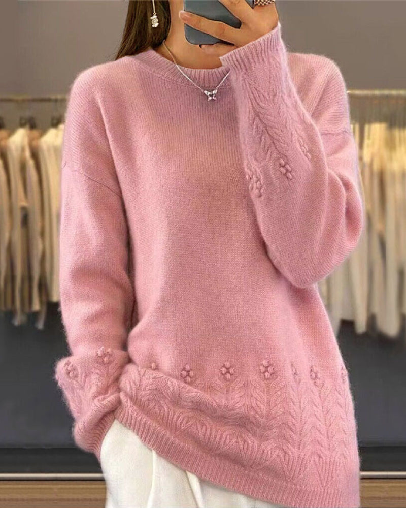 Pull rétro élégant Beatrice de Danoir Paris, en blanc cassé, avec un style sophistiqué et un confort chic visible sur l'image.