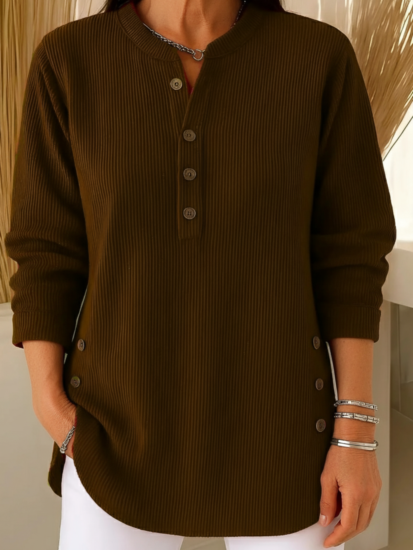 Pull doux Élise de Danoir Paris, élégant et bleu clair, en laine confortable, porté sur un mannequin.