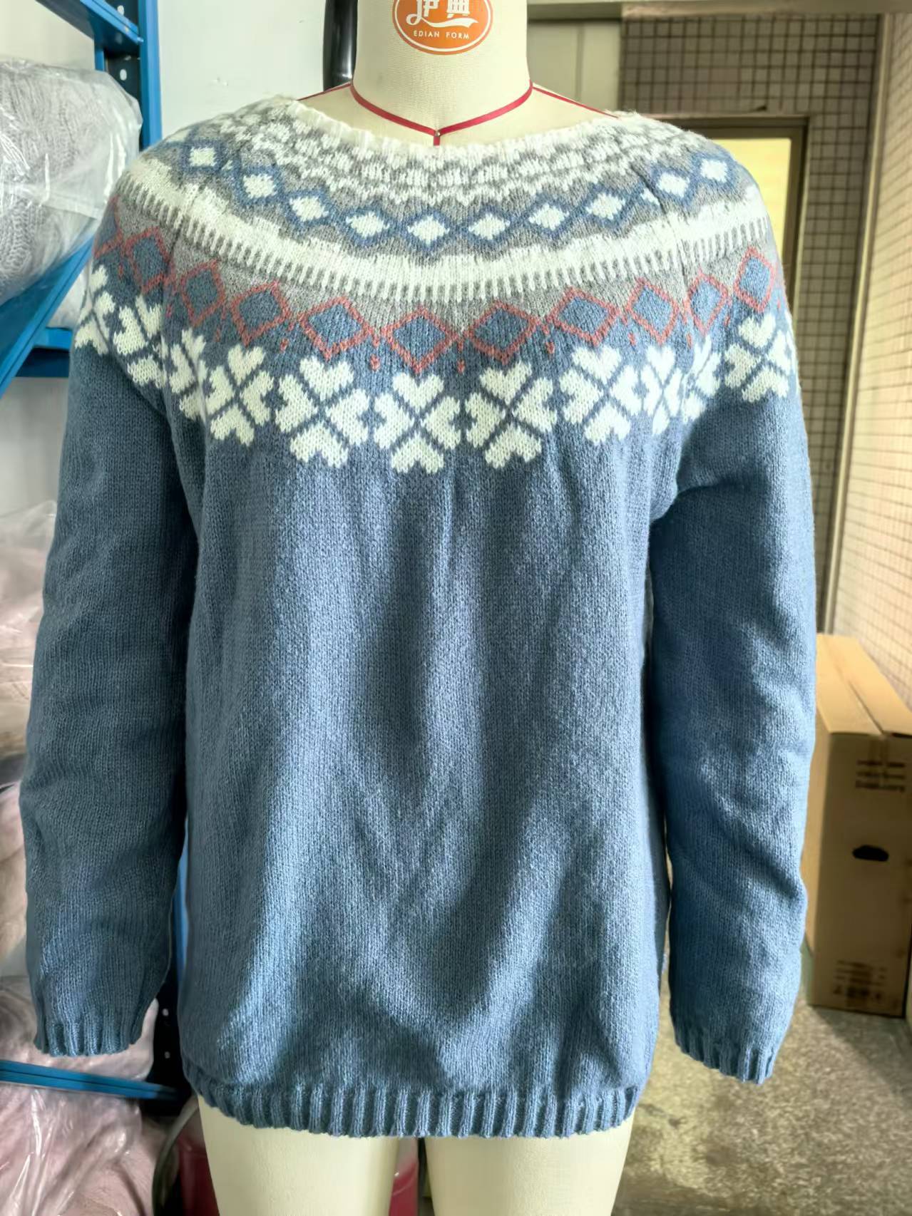 Pull en cachemire rose Petra de Danoir Paris, élégant, doux et confortable, porté sur un mannequin.