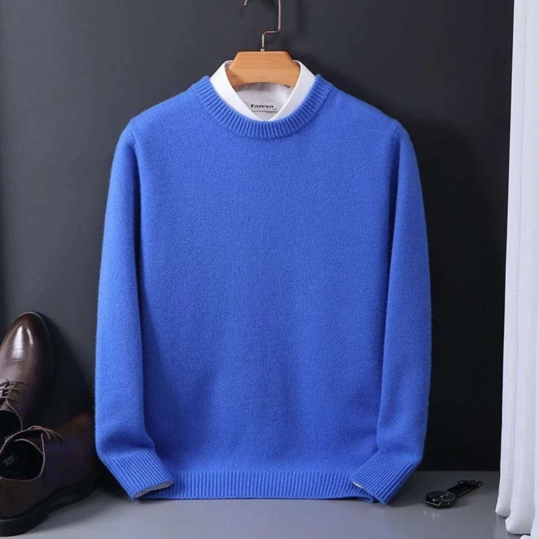 Pull en cachemire noir Thierry de Danoir Paris, élégant, porté sur un mannequin, détails du tissu et coupe raffinée visible.