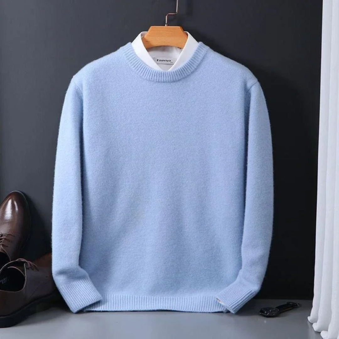 Pull en cachemire noir Thierry de Danoir Paris, élégant et confortable, porté par un modèle, vue de face.