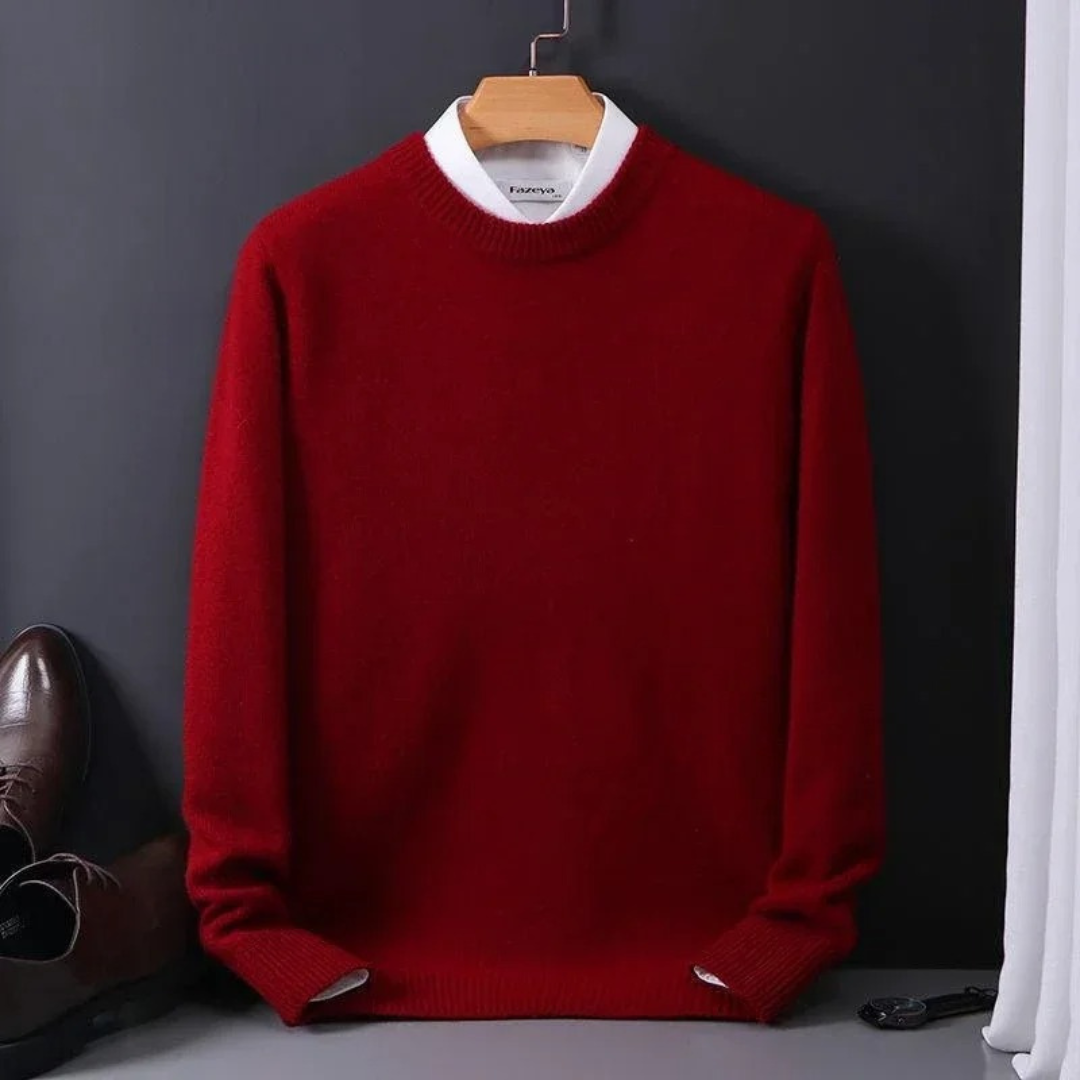 Pull en cachemire noir Thierry de Danoir Paris, élégant, porté par un modèle, détail du tissu doux et fin.