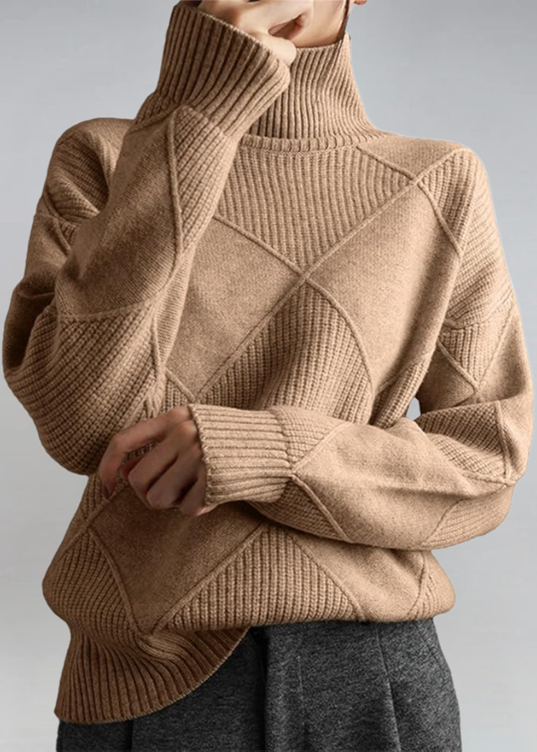 Pull roulé doux et élégant Lauren de Danoir Paris en marron, image montrant le tissu confortable et le style chic.
