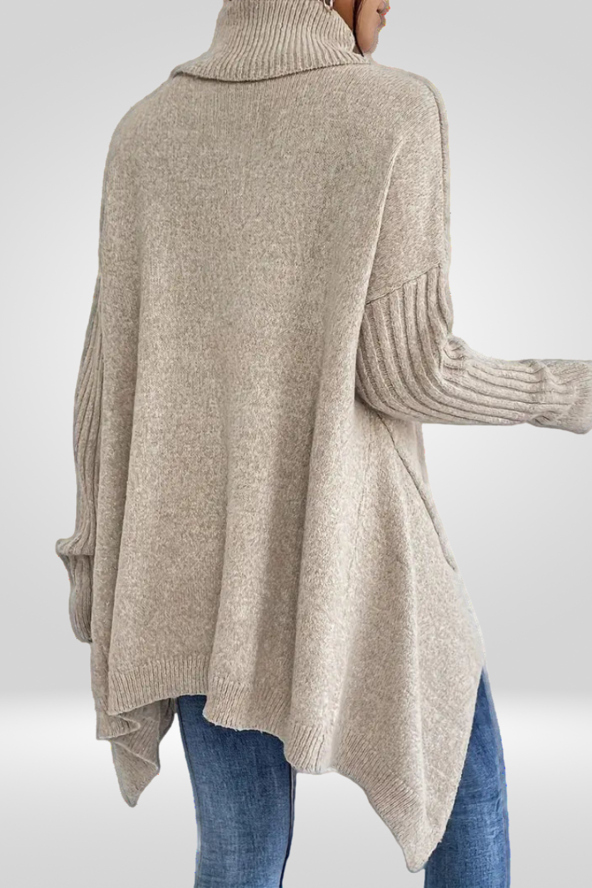 Pull asymétrique beige Isabelle de Danoir Paris, style chic, porté sur un mannequin, détail du col et de la coupe moderne.