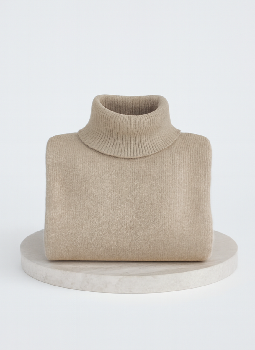 Pull asymétrique beige Isabelle de Danoir Paris, style chic, porté sur un mannequin, détail du design élégant et moderne.