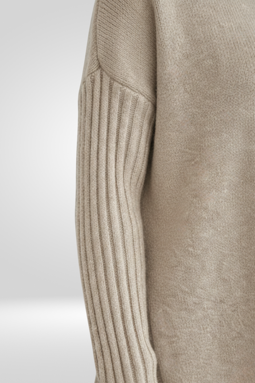 Pull asymétrique beige Danoir Paris Isabelle, style chic, porté sur mannequin avec col rond et manches longues.