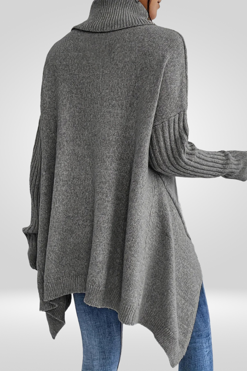 Pull asymétrique beige Isabelle de Danoir Paris, modèle FR1185, vue de face avec détails du design élégant.