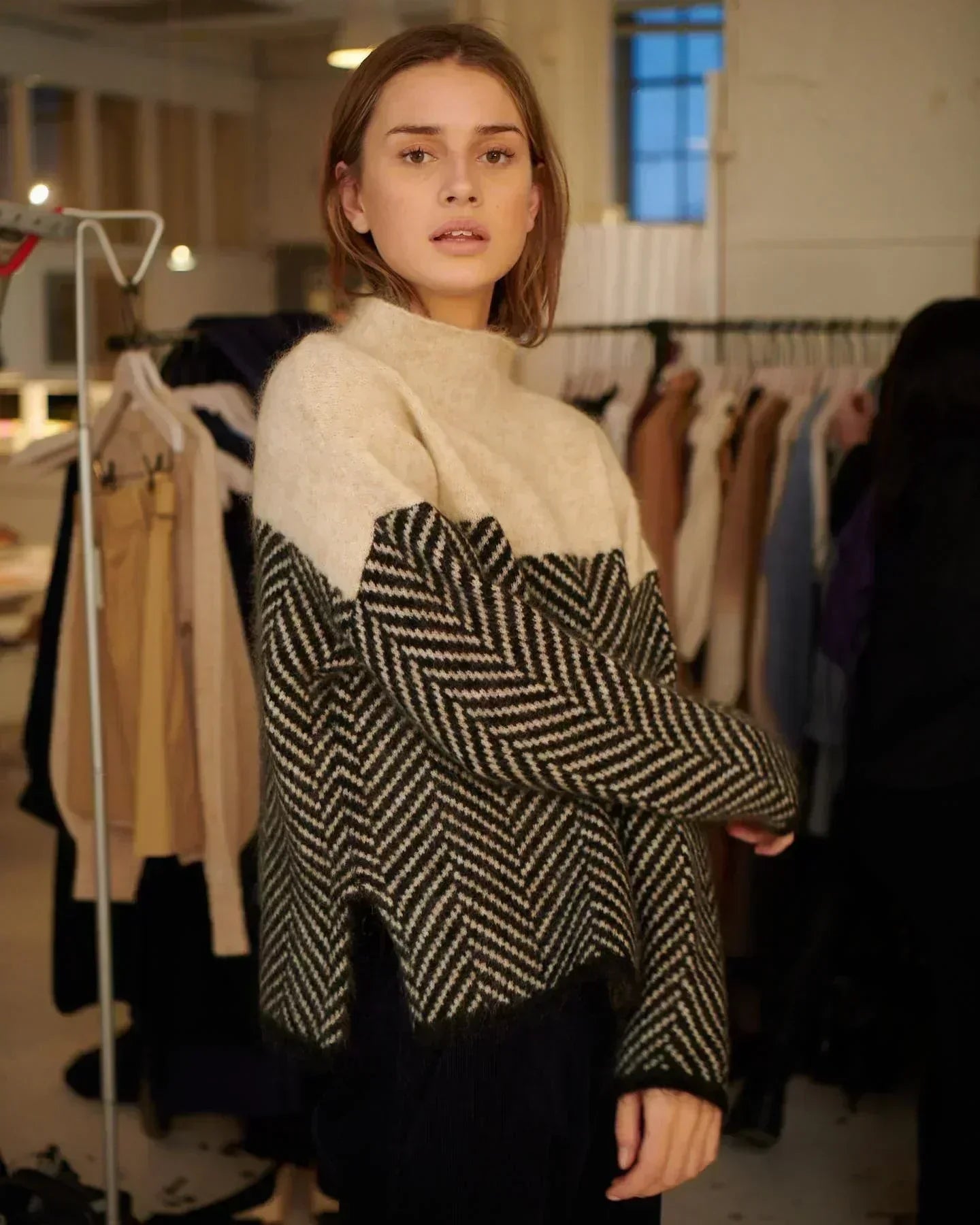 Pull printanier beige Danoir Paris Mira FR1186, élégant, léger et confortable, porté avec manches longues et col rond.