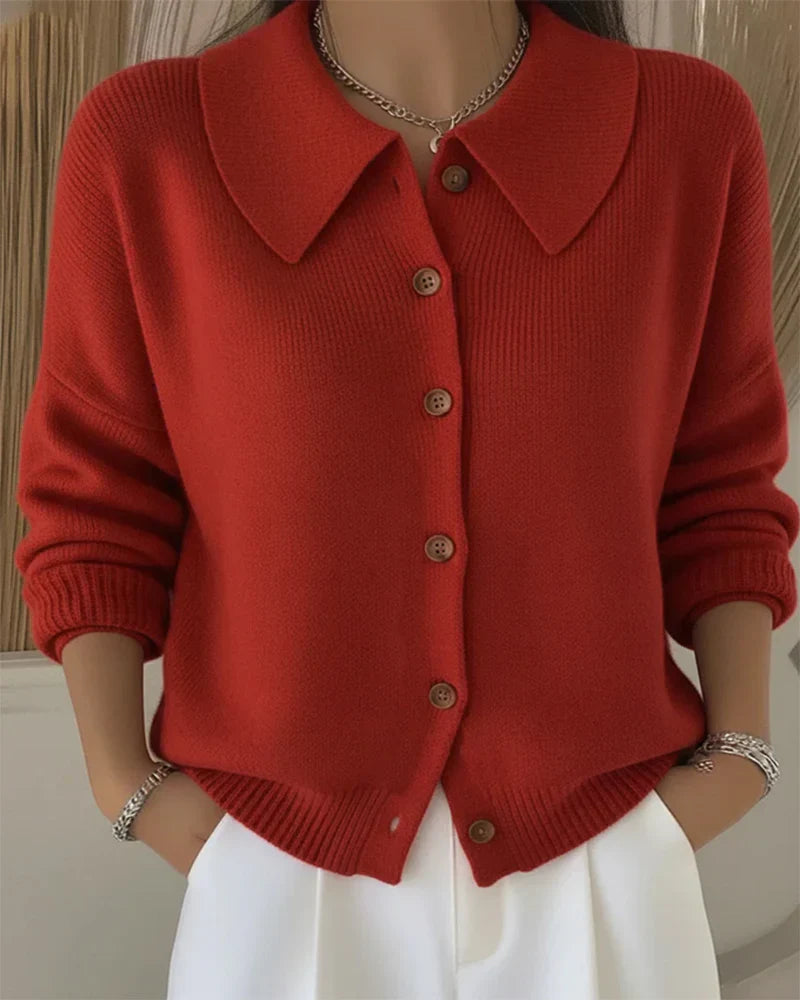 Cardigan long chic Miora Danoir Paris en bleu, coupe élégante, avec boutons, porté sur un mannequin.