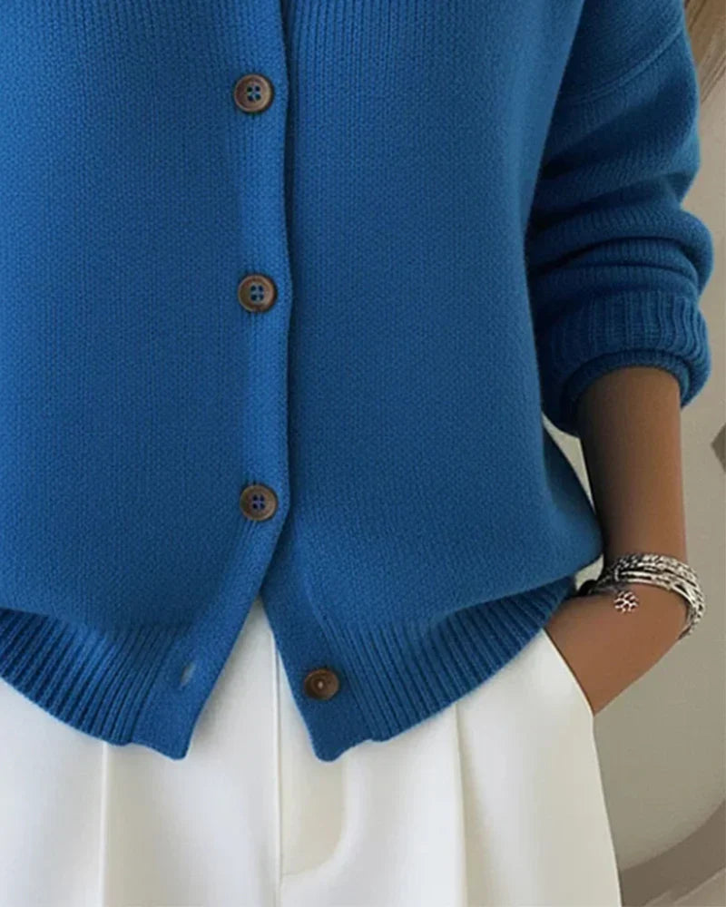Cardigan long chic bleu Danoir Paris Miora, élégant, en tissu doux, porté sur un mannequin, style moderne et sophistiqué.