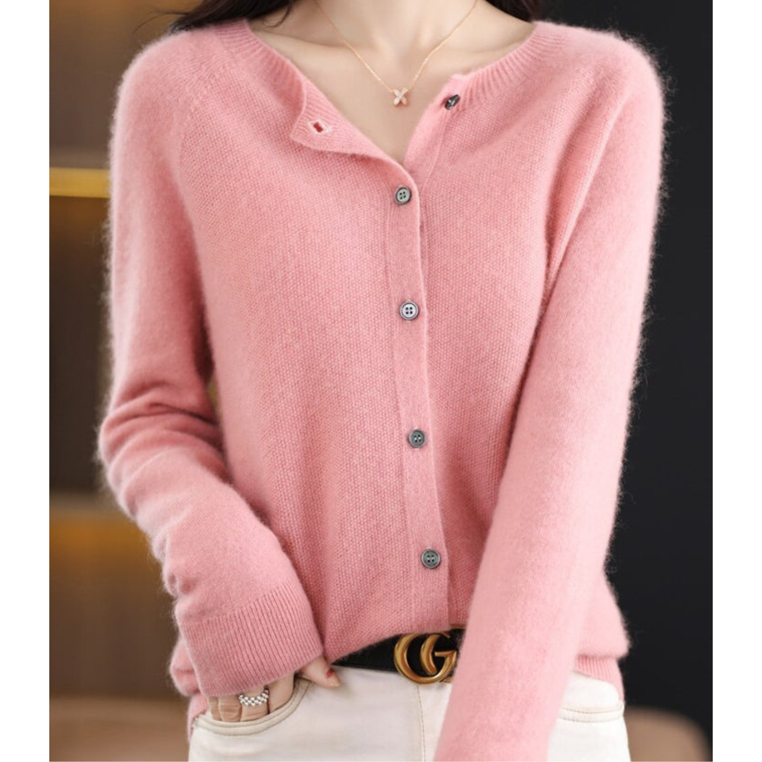 Pull élégant en laine Esmee de Danoir Paris, couleur rose foncé, détail fin et texture douce visible sur l'image.