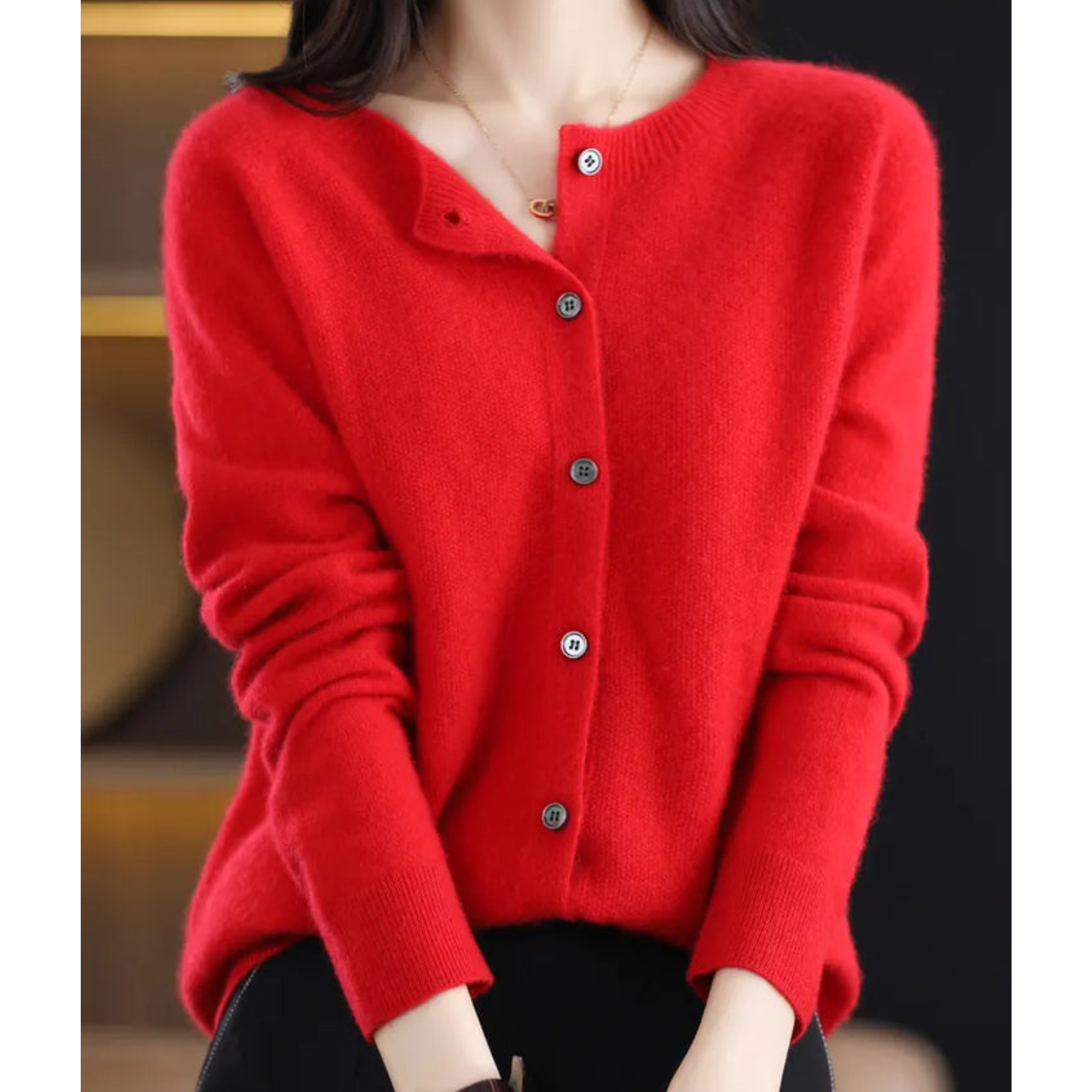 Pull élégant en laine Esmee de Danoir Paris, en rose foncé, avec un style sophistiqué et confortable visible sur l'image.