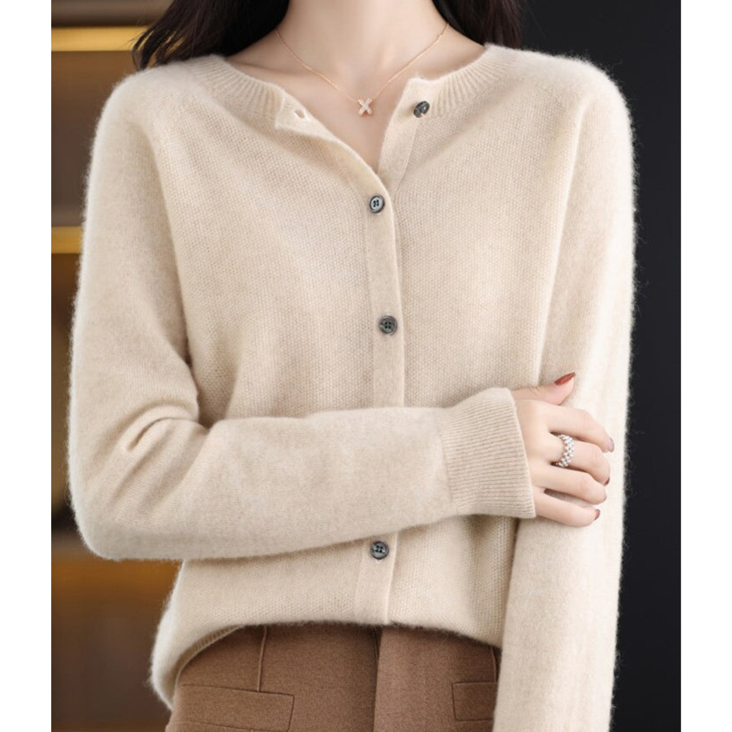 Pull élégant en laine Esmee de Danoir Paris, couleur rose foncé, porté avec col en V et finition soignée.