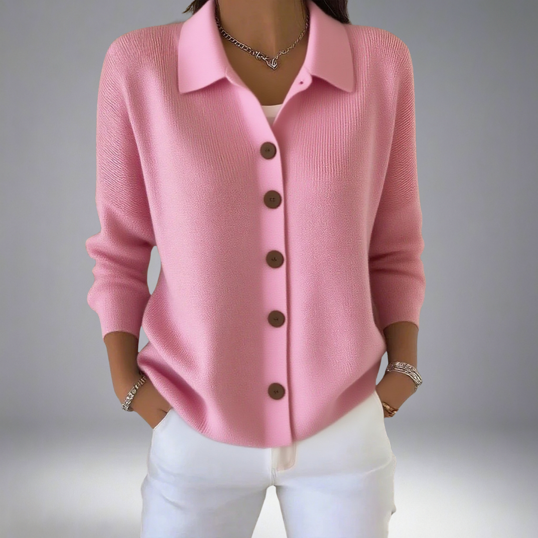 Cardigan tricoté orange Danoir Paris Layla, élégant et léger, porté avec manches longues et col en V.