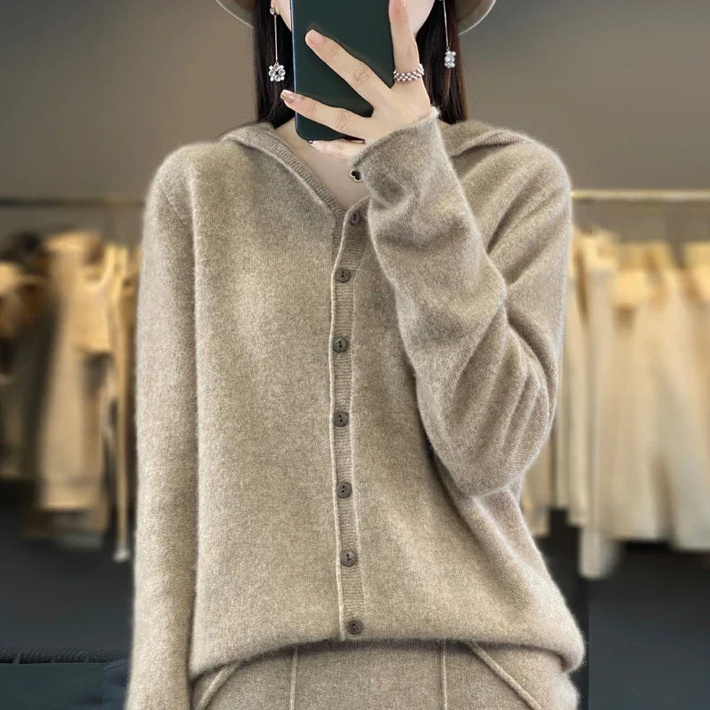 Pull Duveteux beige Sofia de Danoir Paris, style chic et confortable, en tissu doux et chaud, vue de face.