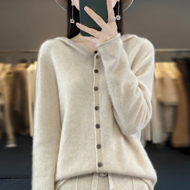 Pull duveteux beige Sofia de Danoir Paris, style chic, en tissu doux et confortable, pour un look élégant et décontracté.