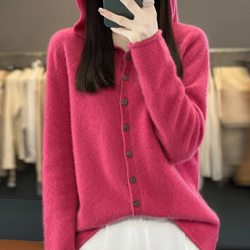 Pull Duveteux beige Sofia de Danoir Paris, mode chic et élégante, en tissu doux et confortable.
