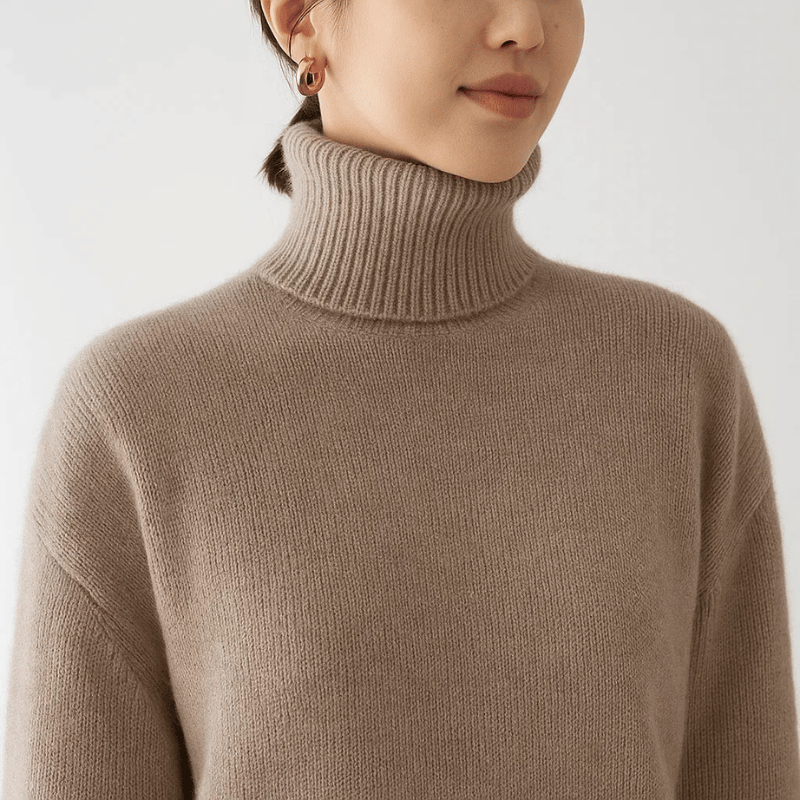 Pull beige Danoir Paris Aurora avec doux col roulé chic, vue en gros plan, taille XS, style élégant et confortable.