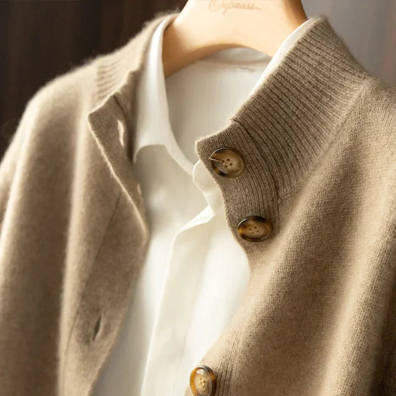 Cardigan élégant en mérinos orange Arlina de Danoir Paris, coupe sophistiquée et tissu chaud, porté en style féminin.