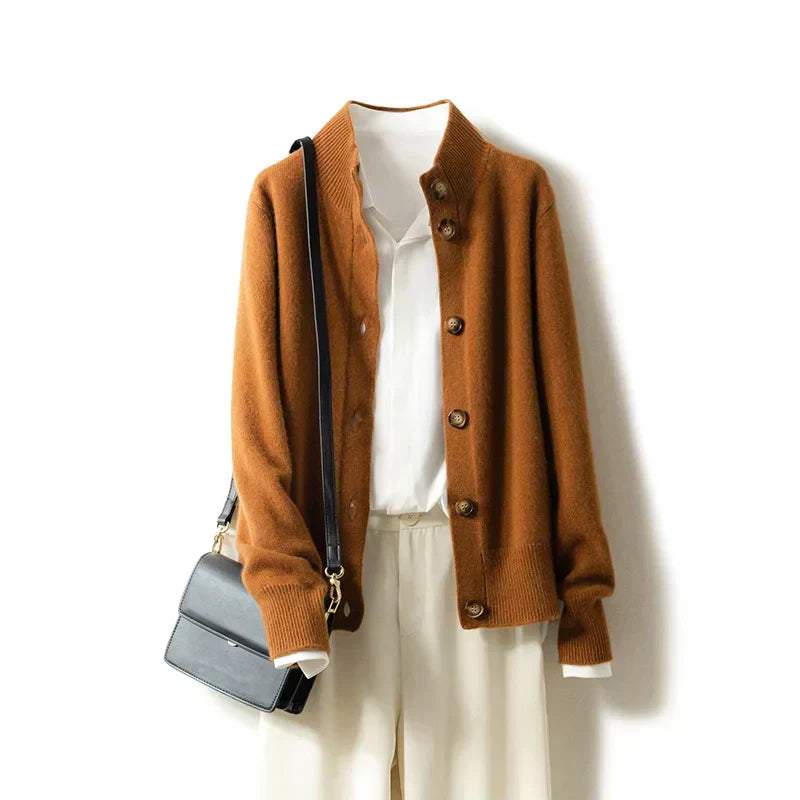 Cardigan élégant en mérinos de la marque Danoir Paris, couleur orange, modèle Arlina, porté en image.