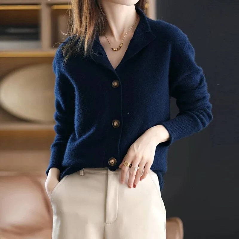 Cardigan élégant en mérinos orange Arlina de Danoir Paris, style sophistiqué et confortable pour femmes.