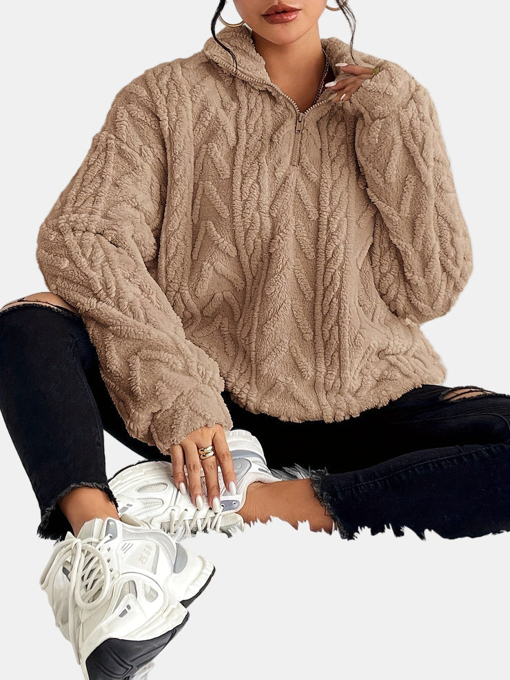 Pull zippé beige Danoir Paris Marie, chic et confortable, avec col montant et fermeture éclair visible.