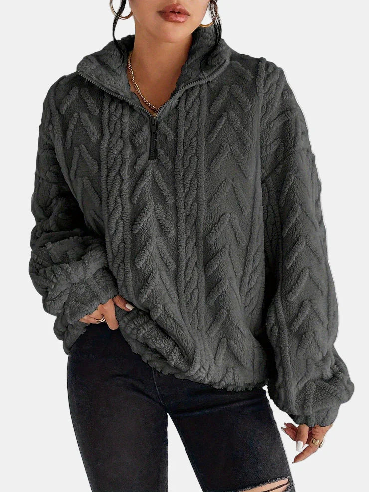 Pull zippé beige Danoir Paris Marie, chic et confortable, porté par un mannequin, détails du col et zip visible.