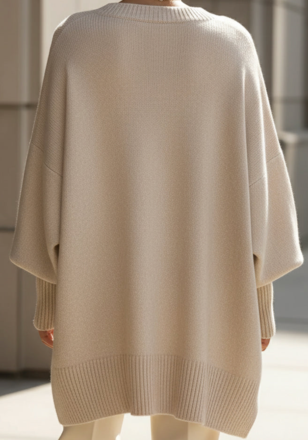 Pull-over oversize élégant Danoir Paris, coloris beige, pour femme, en tissu doux, style chic et confortable.