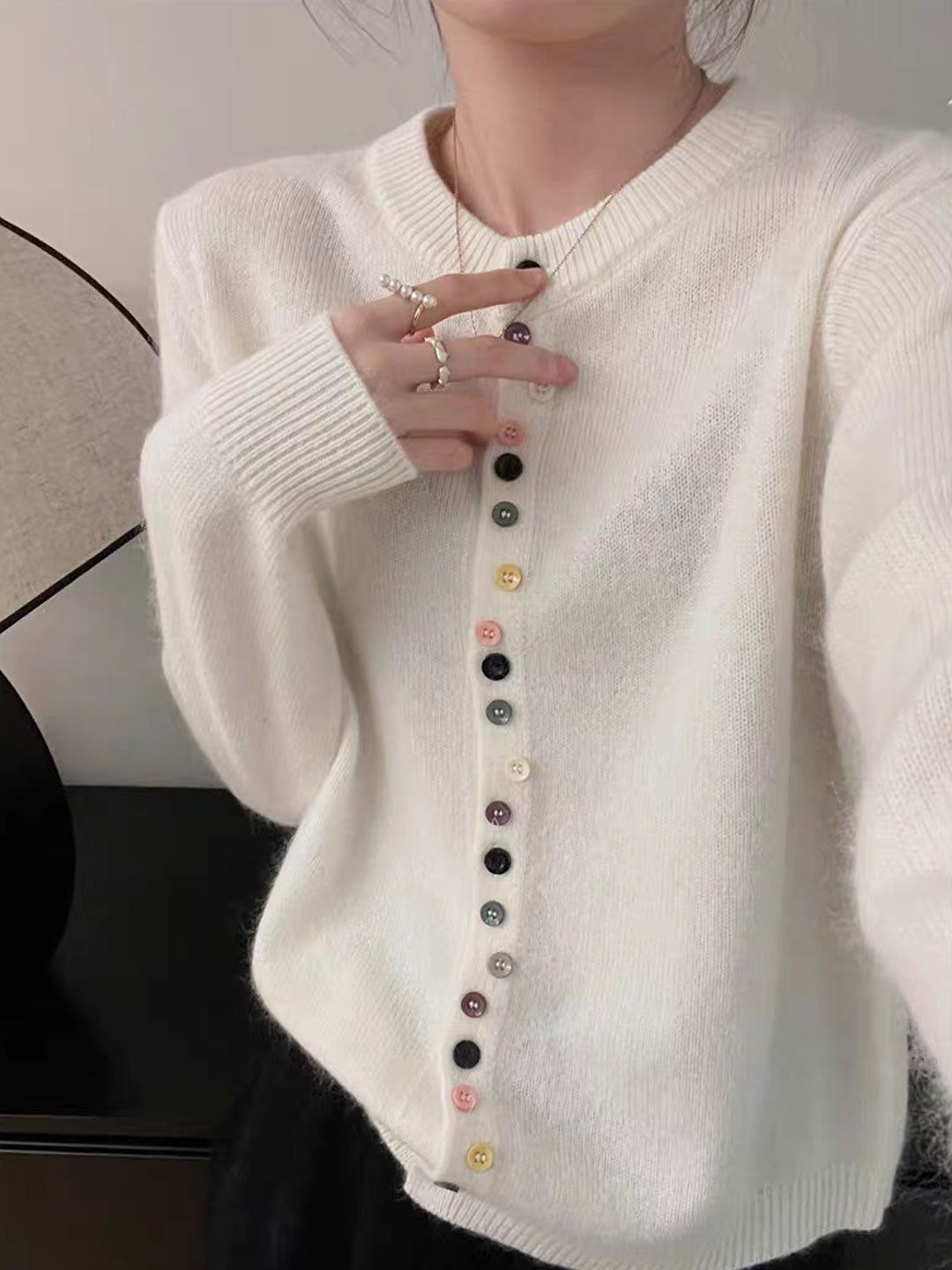 Gilet doux et élégant Beatrice de Danoir Paris en gris, tissu confortable, style chic et moderne.