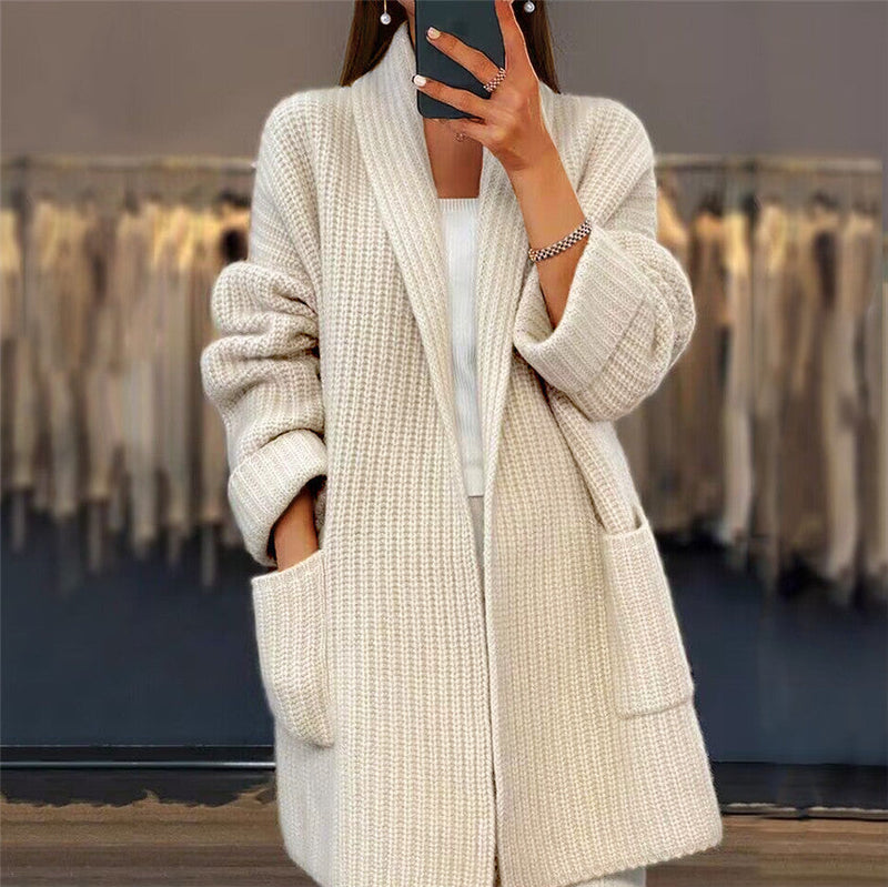 Cardigan oversize élégant Thalira de Danoir Paris, beige, en laine douce, porté ouvert avec manches longues.