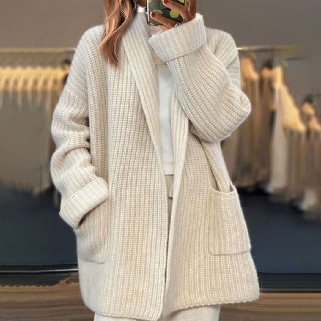 Cardigan oversize beige Danoir Paris Thalira, élégant et confortable, porté en mode décontracté.