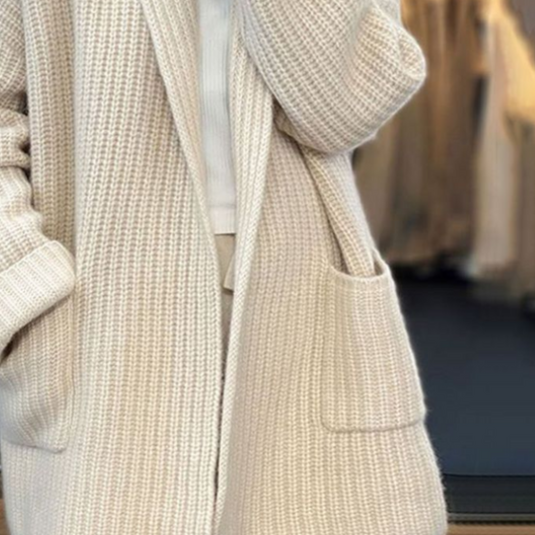 Cardigan oversize élégant Thalira de Danoir Paris, en beige, porté, mettant en valeur son style chic et confort.