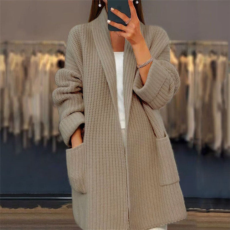 Cardigan oversize beige Danoir Paris Thalira, élégant, porté avec manches longues et coupe décontractée.